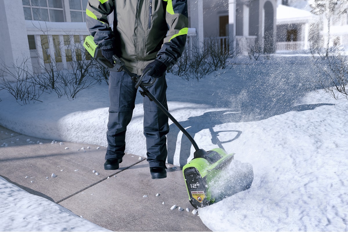 Бесщеточный аккумуляторный снегоуборщик GreenWorks 60V, 30 см 2602607