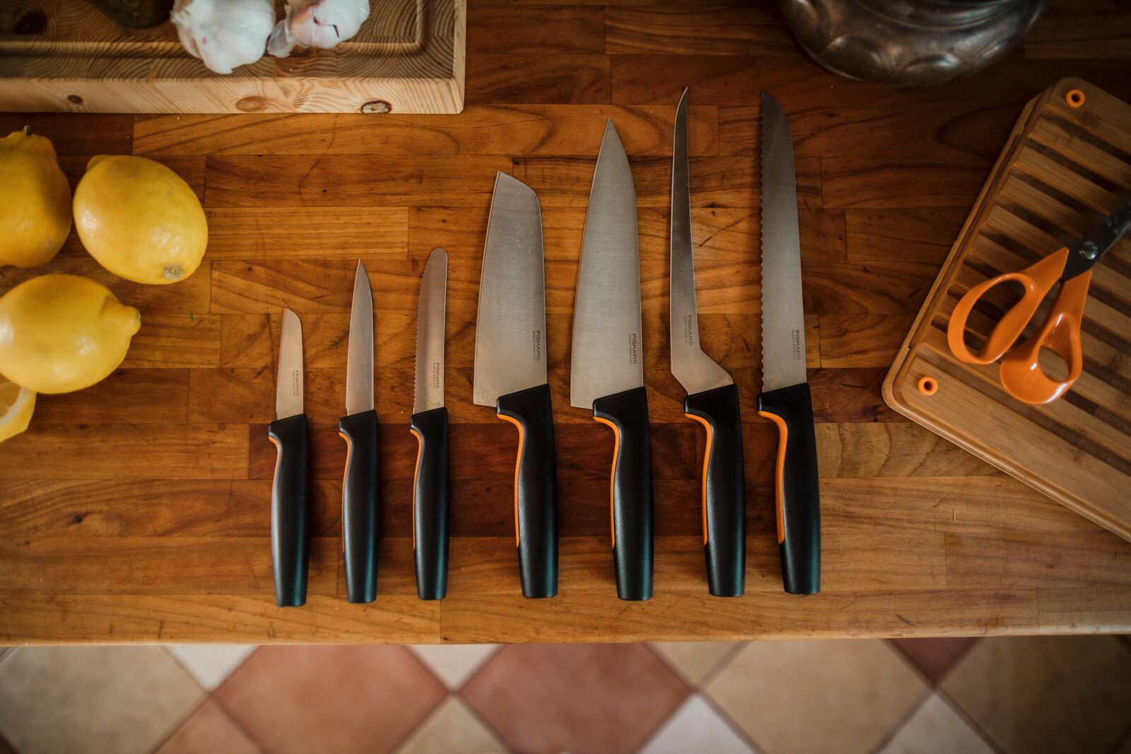 Нож кухонный Fiskars Functional Form 1057540 стальной филейный лезв.216мм прямая заточка черный/оранжевый