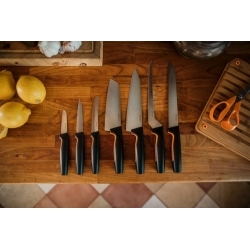 Нож кухонный Fiskars Functional Form 1057534 стальной разделочный лезв.199мм прямая заточка черный/оранжевый
